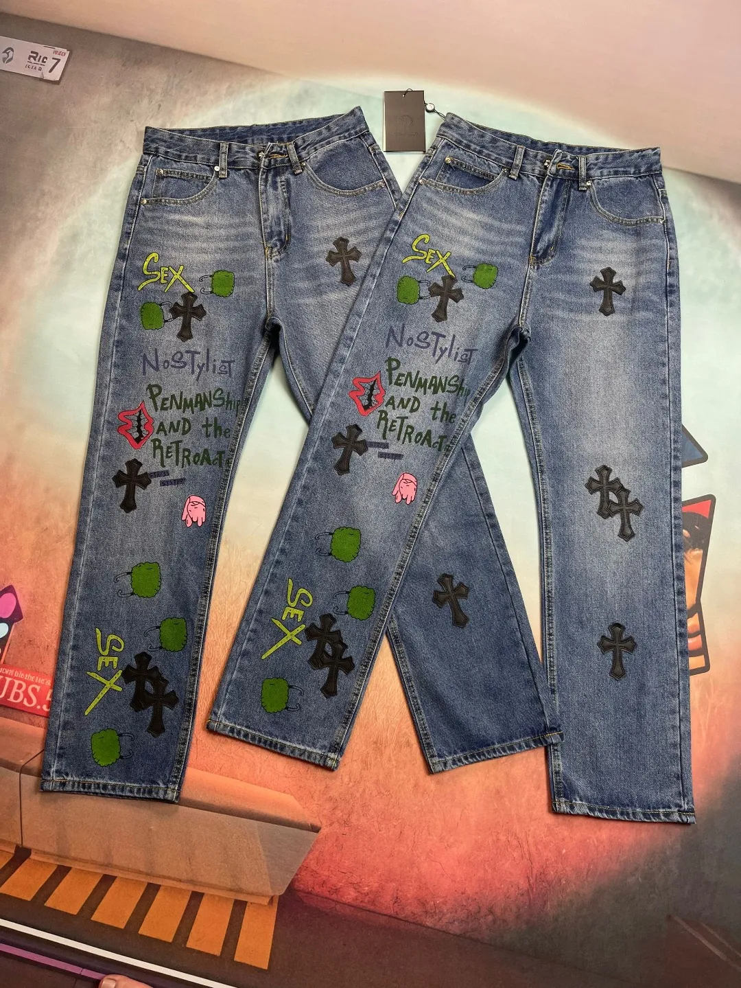🅿️270 🔘Style No.-KL153 🔘Cro Heart𝐂𝐡𝐫𝐨𝐦𝐞 𝐇𝐞𝐚𝐫𝐭 CH Graffiti-patched Little Monster Jeans* This Crocodile Jeans are the perfect fusion of trend and ingenuity. High-quality denim is selected and undergoes a special washing process to present a natural retro color and texture. The iconic black cross patch is scattered and matched with colorful personalized graffiti and patterns to break the monotony and release an unruly attitude. Three-dimensional tailoring outlines clean lines, and the fit is comfortable and flattering. Whether paired with a simple T-shirt or a statement top, you can easily create an eye-catching look and help you express your unique fashion sense.  Size: S M L XL (28.30.32.34) Color: Blue